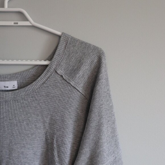 TNA Women's Sz M Grey Alder Crewneck Waffle Knit Thermal Long Sleeve Stretch Top - Picture 5 of 11